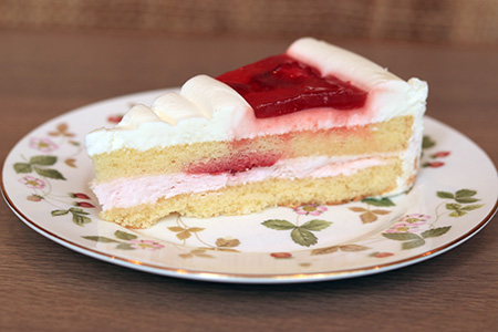 ストロベリームース（ストロベリーソースをかけます）